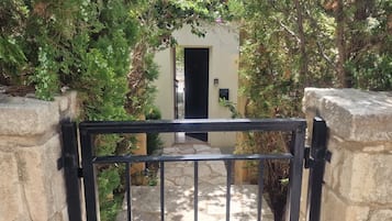 Rumah, 2 kamar tidur, teras | Taman