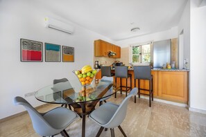 Huis, 2 slaapkamers, balkon, uitzicht op oceaan | Dineerruimte