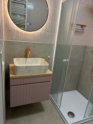 Dusche, Seife, Toilettenpapier