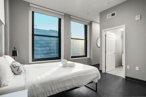 1 bedroom, iron/ironing board, WiFi, bed sheets - The HomeBase Suite at Stadium and Downtown (Pittsburgh)