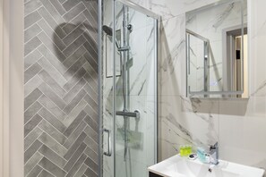 Chuveiro, secador de cabelo, toalhas de banho, sabonete