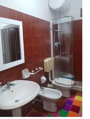 Shower, bidet, towels