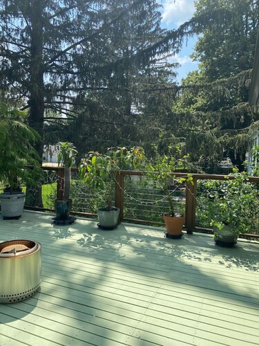 Maple St. Eco Retreat-Free Daytime EV Charging!