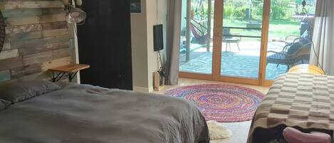 1 soverom, skrivebord, strykejern/-brett og wi-fi