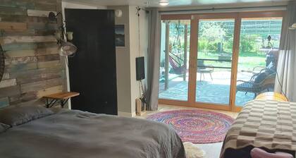 Maple St. King Suite - Free Daytime EV Charging!