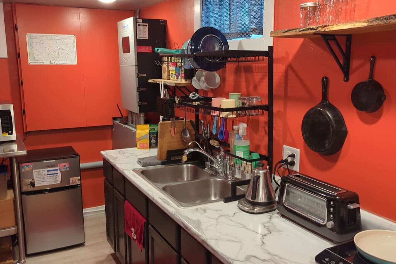 Cafetière/bouilloire, réfrigérateur, micro-ondes, four
