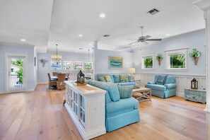 Een televisie en een tafeltennistafel