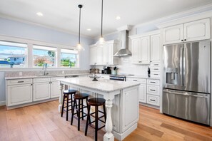 Kylskåp, mikrovågsugn, ugn och spishäll