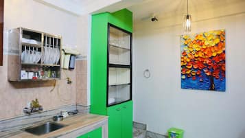 Kühlschrank, Mikrowelle, Herdplatte, Wasserkocher mit Kaffee-/Teezubehör