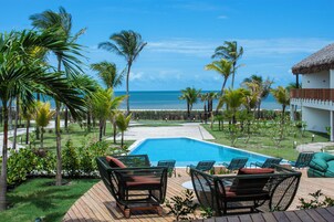 Piscina externa, guarda-sóis, espreguiçadeiras