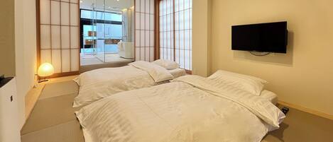 2 bedrooms, in-room safe, desk, iron/ironing board