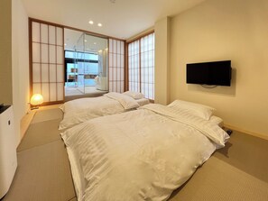 2 bedrooms, in-room safe, desk, iron/ironing board