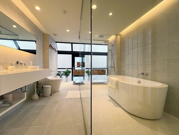 Shower, hair dryer, towels, shampoo - TokiToki, Kyoto, 5 min walk from Kiyomizu Gojo station, 105 sq.m., close to Kiyomizu Temple and Kamo River, paid parking, extra large bathroom, luxury house (京都市)