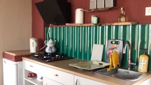 Uma cozinha compacta com fogão, pia e armários.