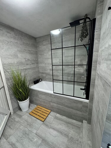 Cosy Cottage house Based in Cardiff City, 5-10 min to City Center.