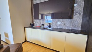 典雅套房, 露台, 海景 | 私人廚房 | 雪櫃、公共區域設有微波爐