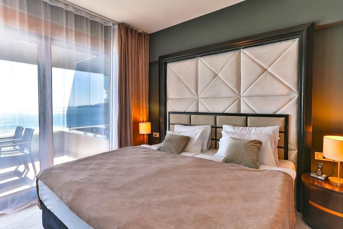 Suite Royale, balcon, vue mer | Literie de qualité supérieure, matelas Select Comfort