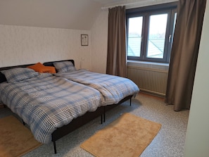 3 bedrooms, desk, WiFi