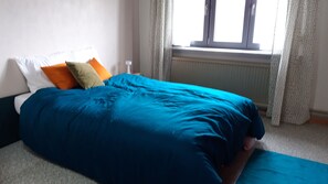 3 bedrooms, desk, WiFi