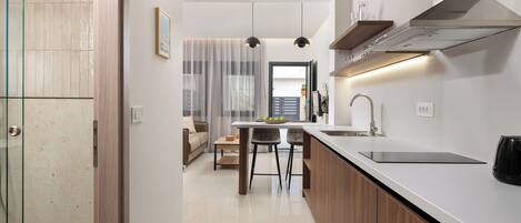 Fridge, stovetop, coffee/tea maker, electric kettle