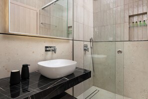 Een douche, een haardroger, handdoeken, zeep