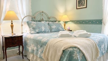 1 bedroom, desk, WiFi, bed sheets