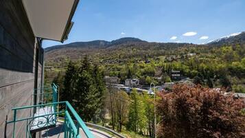 Apartemen Comfort, balkon, pemandangan gunung | Teras/patio