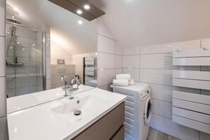 Comfort Apartment, Balcony, Mountain View | Bathroom