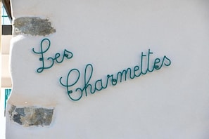 A sign with the text "Les Charméttes" on a white wall. - Les Charmettes (Brides-les-Bains)