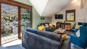A spacious living area with a large window overlooking a scenic mountainous landscape. - Les Charmettes (Brides-les-Bains)