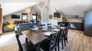 A modern loft-style apartment with a dining area, kitchen, and living space. - Les Charmettes (Brides-les-Bains)