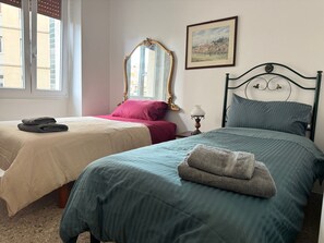 2 chambres, fer et planche à repasser, Wi-Fi, draps fournis