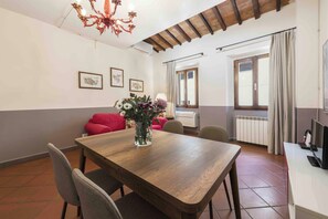 Appart'hôtel Confort, balcon | Coin séjour