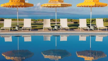 2 piscinas al aire libre, camas de piscina con cargo, sombrillas
