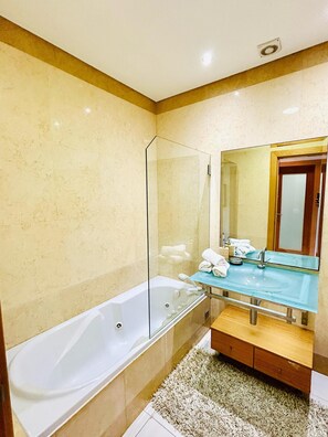 Jetted bath, hair dryer, bidet, towels