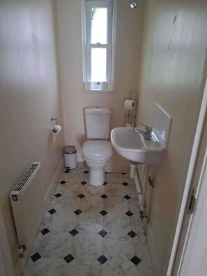 House | Bathroom | Shower, towels - Charming London House With 3 Bedrooms (London)
