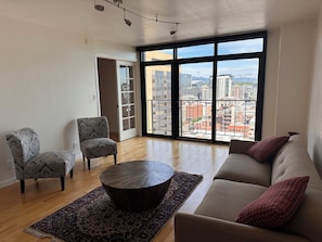 Smart TV, stereo - Charming elegant high-rise  apartment in heart of Denver. (Denver)