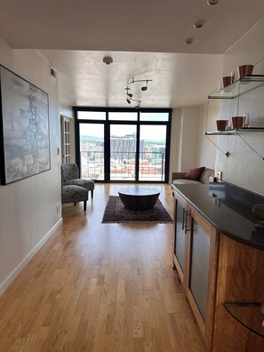 Smart TV, stereo - Charming elegant high-rise  apartment in heart of Denver. (Denver)