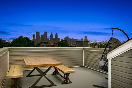 Luxury Roofdeck Retreat 4-bdrm Near Penn Chop