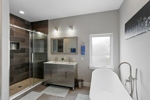 House | Bathroom - Luxury Roofdeck Retreat 4-bdrm Near Penn Chop (Philadelphia)