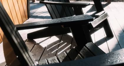 Maine Frame: Cozy Retreat in the Freeport Woods