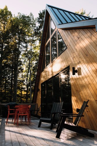 Maine Frame: Cozy Retreat in the Freeport Woods