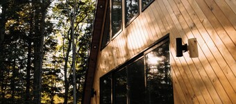 Maine Frame: Cozy Retreat in the Freeport Woods