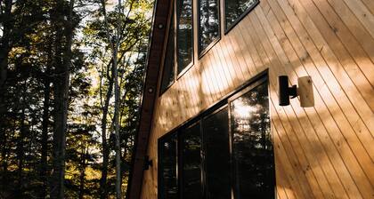 Maine Frame: Cozy Retreat in the Freeport Woods