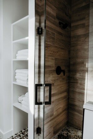 Douche, séchoir à cheveux, serviettes fournies, savon