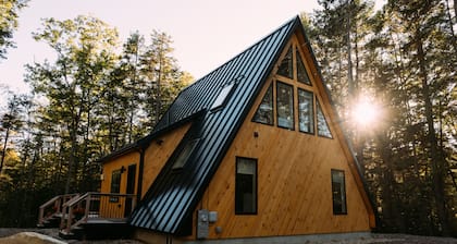 Maine Frame: Cozy Retreat in the Freeport Woods