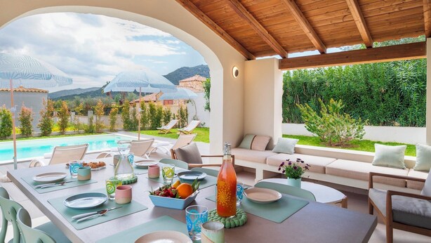 An outdoor dining area with a view of a swimming pool and mountains. - Casa Moros 6, Emma Villas (Castiadas)