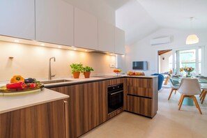 Frigorífico, microondas, horno y placa de cocina