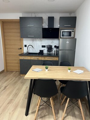 Kühlschrank, Mikrowelle, Herdplatte, Wasserkocher mit Kaffee-/Teezubehör