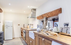 Fridge, oven, dishwasher, cookware/dishes/utensils